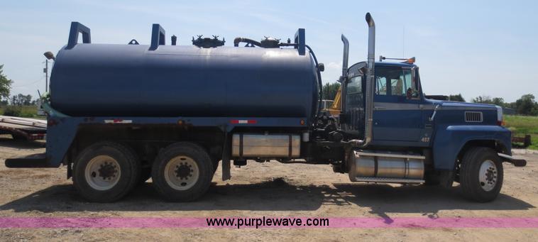 image for item D5987 1989 Ford L9000 vacuum truck