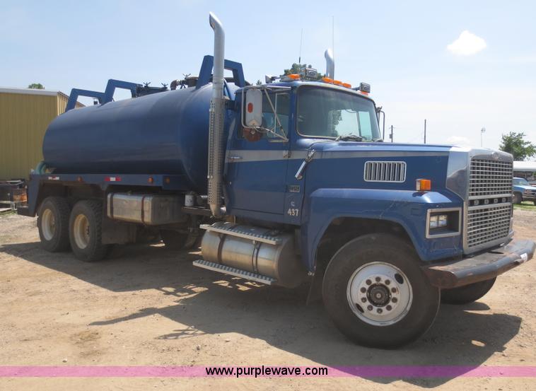 image for item D5987 1989 Ford L9000 vacuum truck