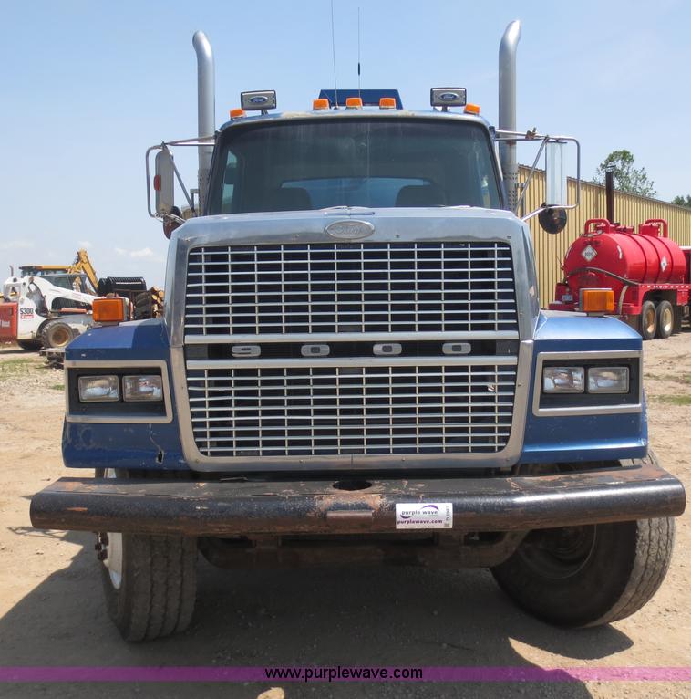 image for item D5987 1989 Ford L9000 vacuum truck