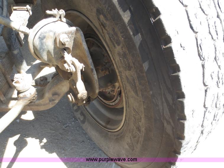 image for item D5987 1989 Ford L9000 vacuum truck