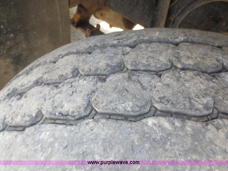 image for item D5987 1989 Ford L9000 vacuum truck