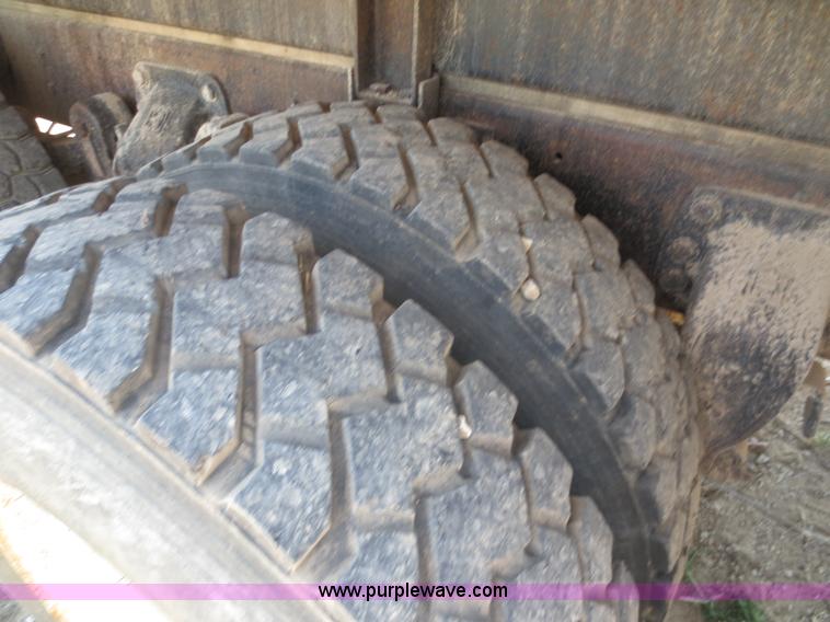 image for item D5987 1989 Ford L9000 vacuum truck