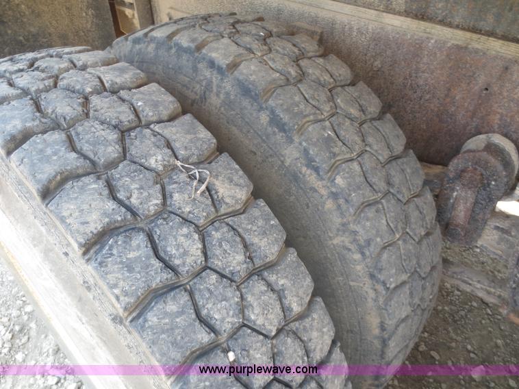 image for item D5987 1989 Ford L9000 vacuum truck