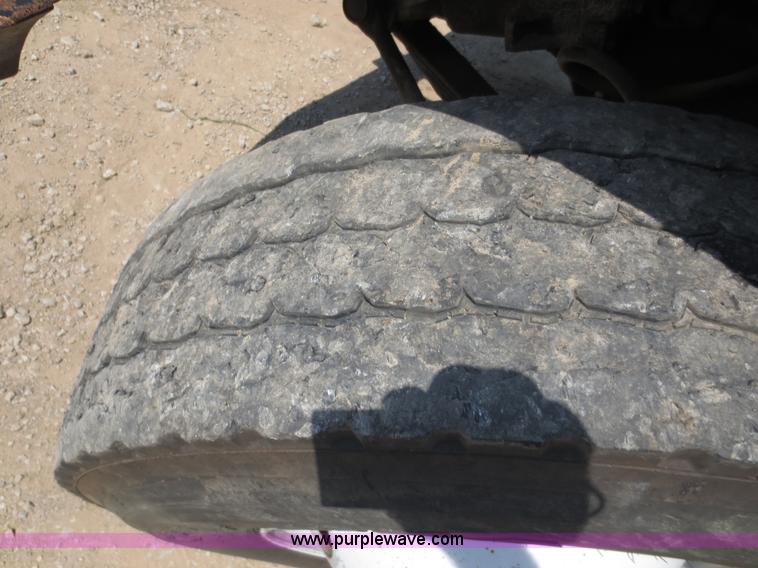 image for item D5987 1989 Ford L9000 vacuum truck