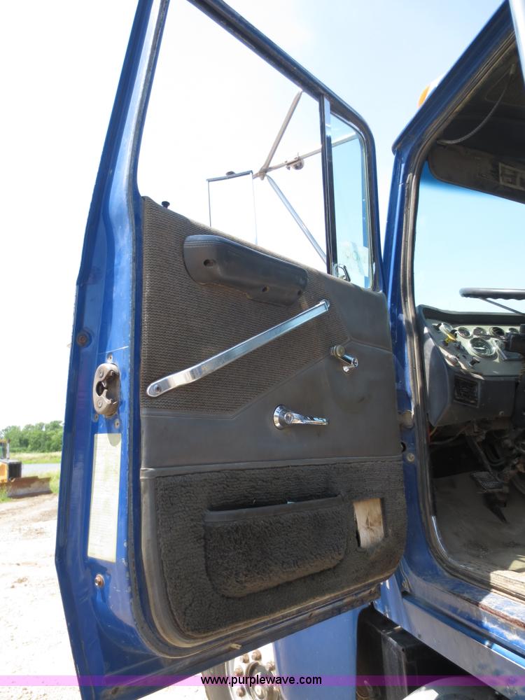 image for item D5987 1989 Ford L9000 vacuum truck