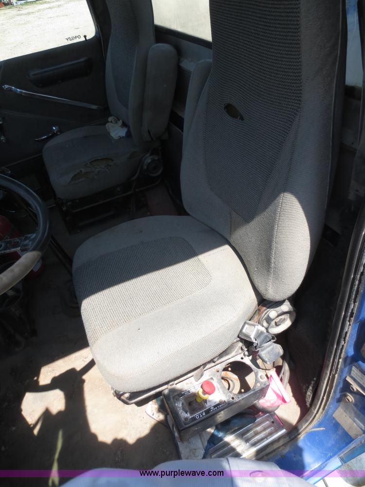 image for item D5987 1989 Ford L9000 vacuum truck