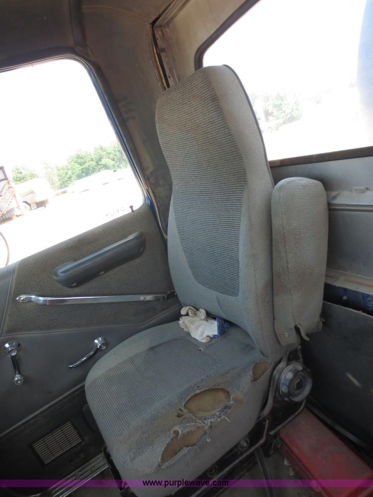 image for item D5987 1989 Ford L9000 vacuum truck