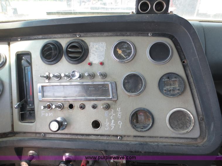 image for item D5987 1989 Ford L9000 vacuum truck