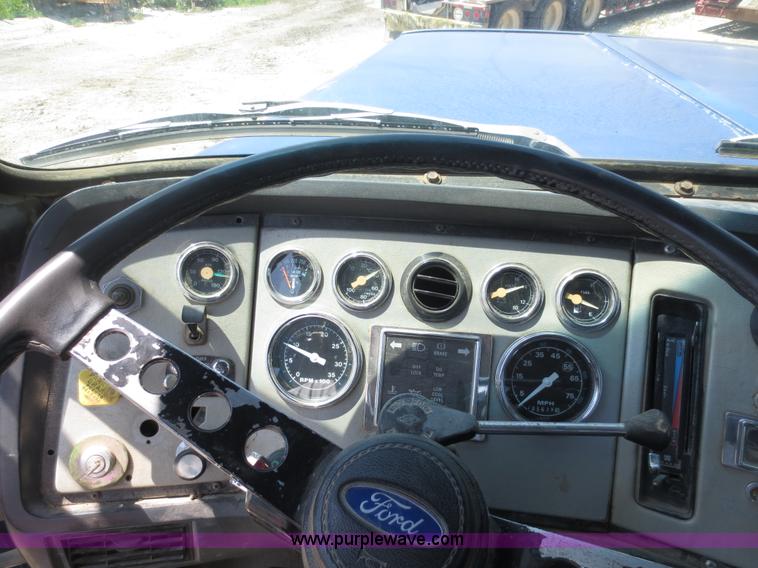 image for item D5987 1989 Ford L9000 vacuum truck