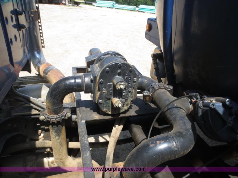 image for item D5987 1989 Ford L9000 vacuum truck