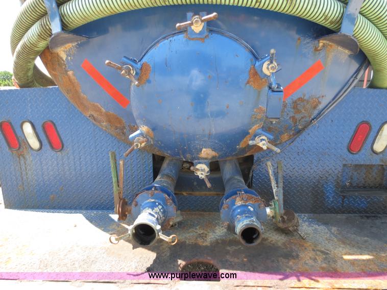 image for item D5987 1989 Ford L9000 vacuum truck