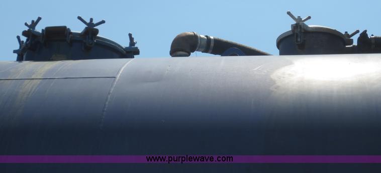 image for item D5987 1989 Ford L9000 vacuum truck