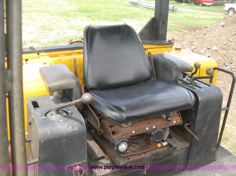 image for item D8388 1978 John Deere 755A track loader