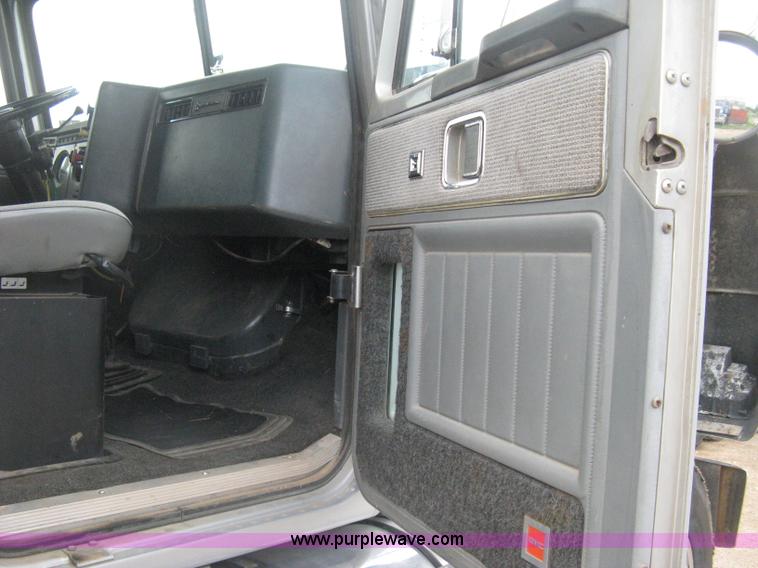 image for item D8389 1985 GMC General semi truck