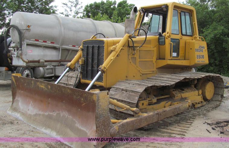 image for item E3998 1990 John Deere 850B Long Track dozer