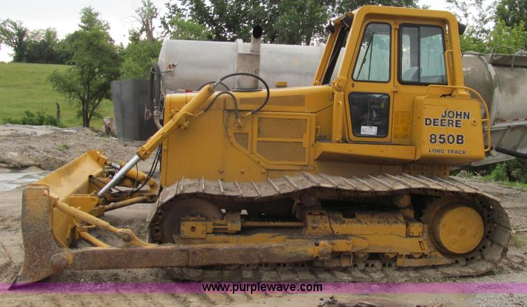 image for item E3998 1990 John Deere 850B Long Track dozer