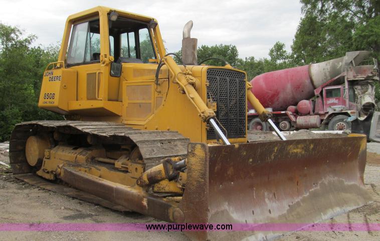 image for item E3998 1990 John Deere 850B Long Track dozer