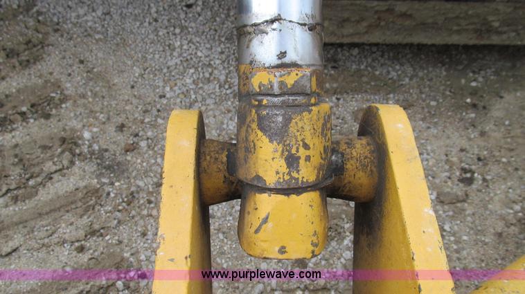 image for item E3998 1990 John Deere 850B Long Track dozer