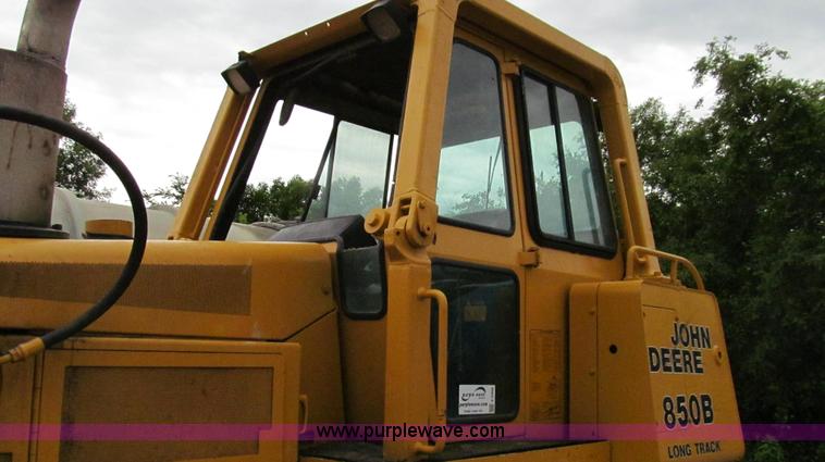 image for item E3998 1990 John Deere 850B Long Track dozer