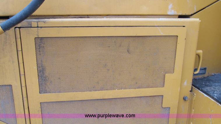 image for item E3998 1990 John Deere 850B Long Track dozer