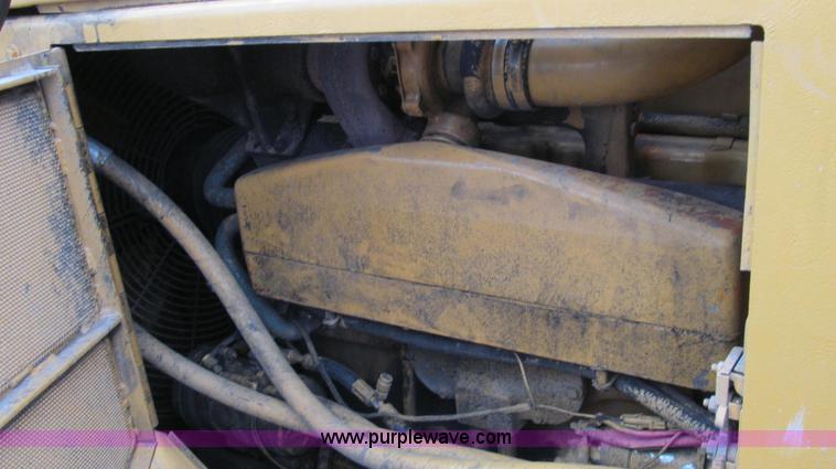 image for item E3998 1990 John Deere 850B Long Track dozer