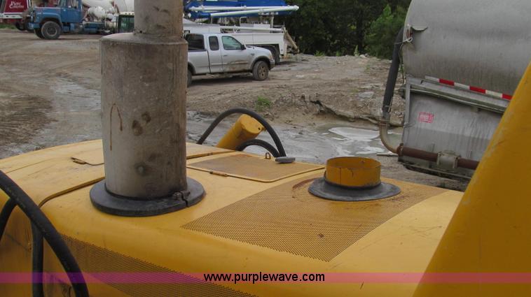 image for item E3998 1990 John Deere 850B Long Track dozer