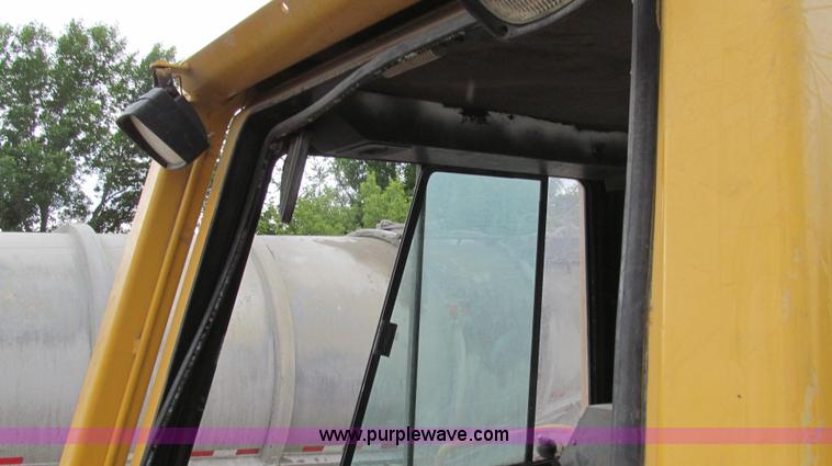 image for item E3998 1990 John Deere 850B Long Track dozer