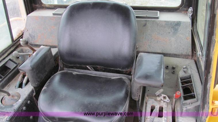 image for item E3998 1990 John Deere 850B Long Track dozer