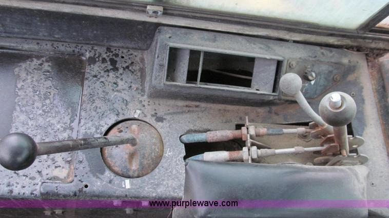 image for item E3998 1990 John Deere 850B Long Track dozer