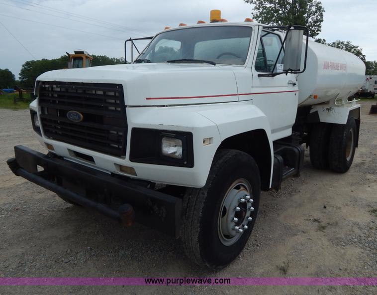 image for item G3202 1990 Ford F800 water truck