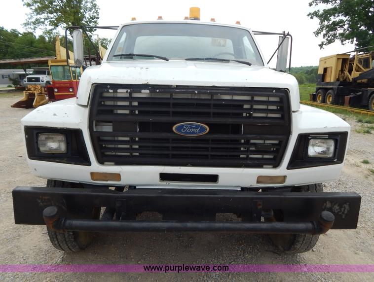 image for item G3202 1990 Ford F800 water truck