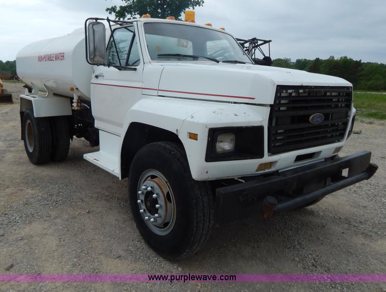 image for item G3202 1990 Ford F800 water truck