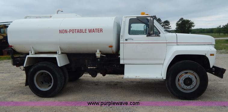 image for item G3202 1990 Ford F800 water truck