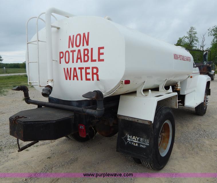 image for item G3202 1990 Ford F800 water truck