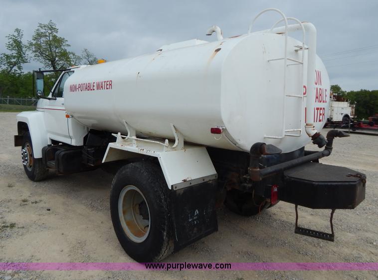 image for item G3202 1990 Ford F800 water truck