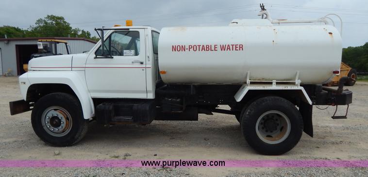 image for item G3202 1990 Ford F800 water truck