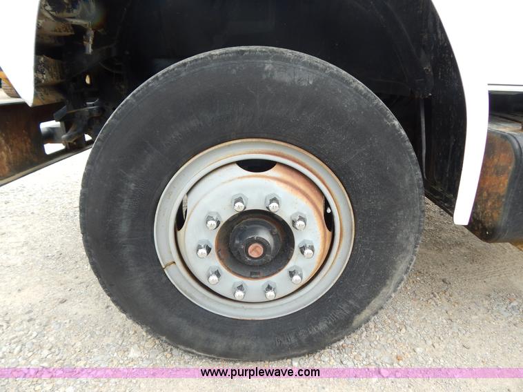 image for item G3202 1990 Ford F800 water truck