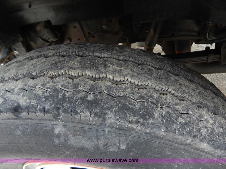 image for item G3202 1990 Ford F800 water truck