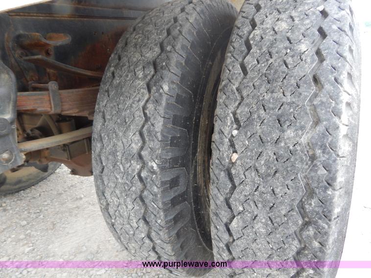 image for item G3202 1990 Ford F800 water truck