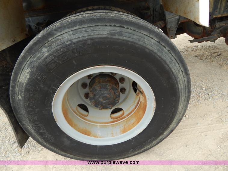 image for item G3202 1990 Ford F800 water truck