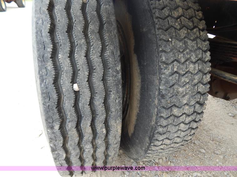 image for item G3202 1990 Ford F800 water truck