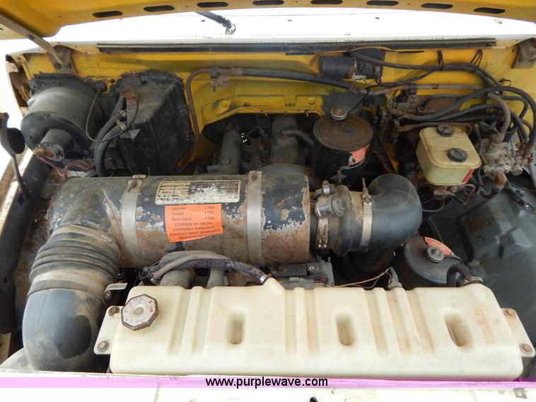 image for item G3202 1990 Ford F800 water truck