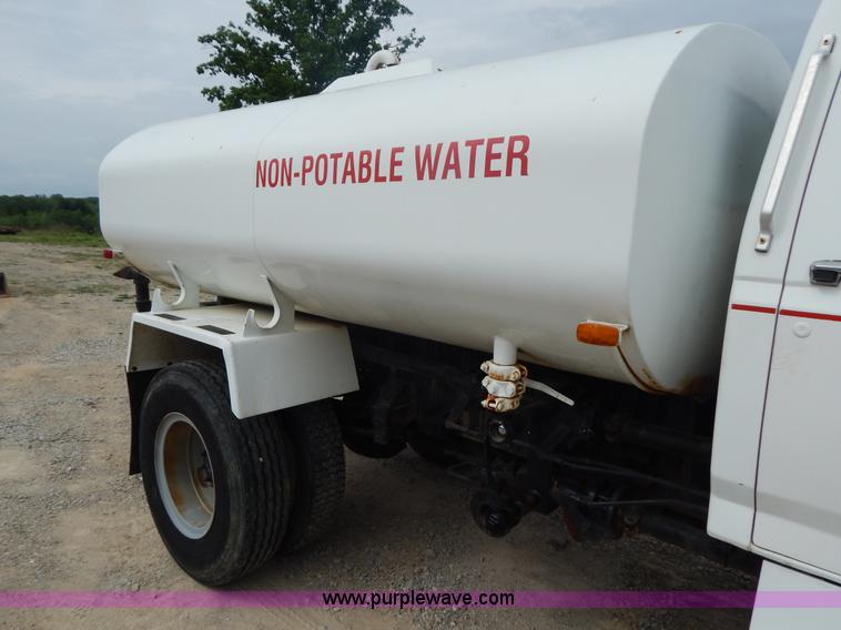 image for item G3202 1990 Ford F800 water truck