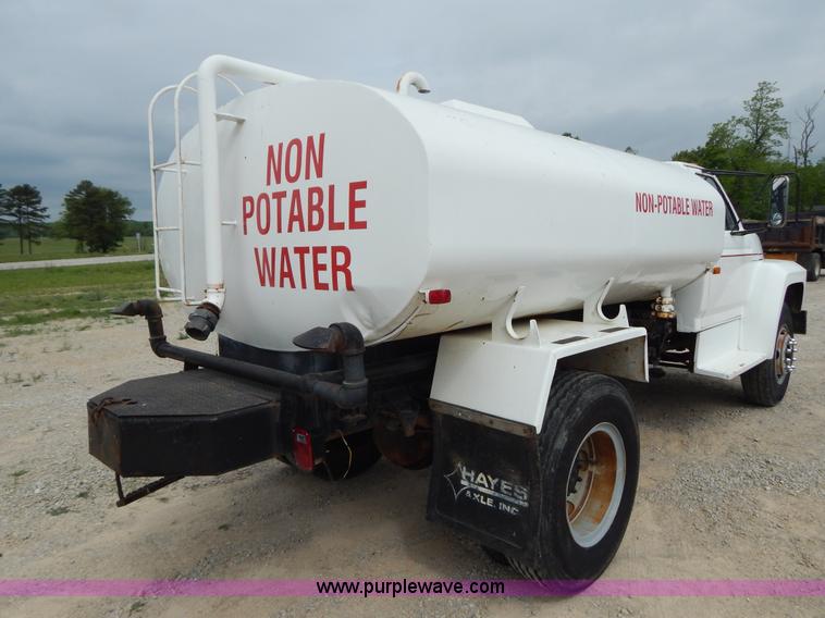 image for item G3202 1990 Ford F800 water truck