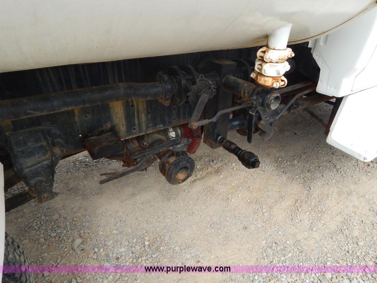 image for item G3202 1990 Ford F800 water truck