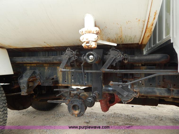 image for item G3202 1990 Ford F800 water truck