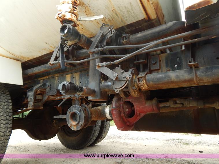 image for item G3202 1990 Ford F800 water truck