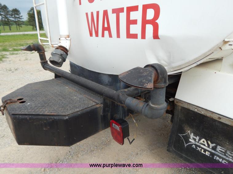 image for item G3202 1990 Ford F800 water truck