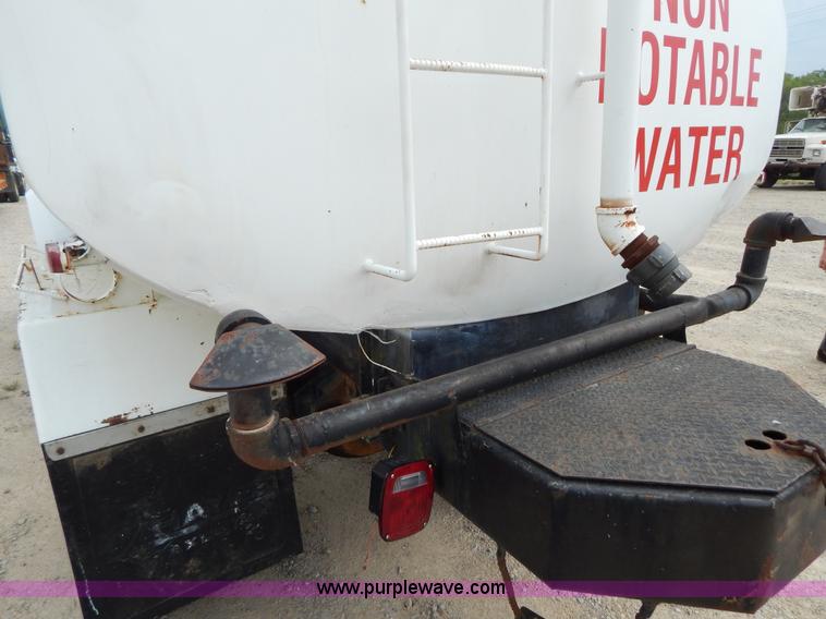 image for item G3202 1990 Ford F800 water truck