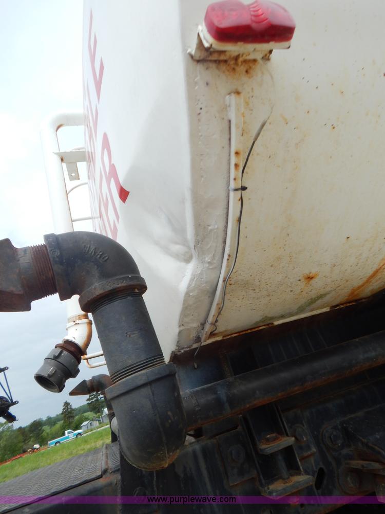 image for item G3202 1990 Ford F800 water truck